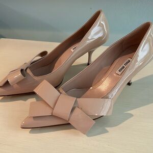 Miu Miu bow detail pumps. Beige patent leather 38